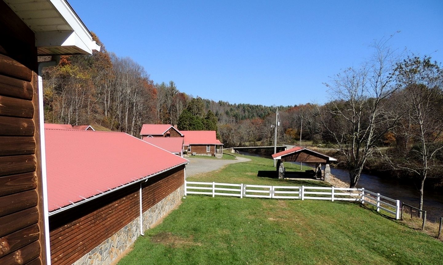 Secluded Cottage Getaway on an Authentic Horse Farm near Hillsville, Virginia