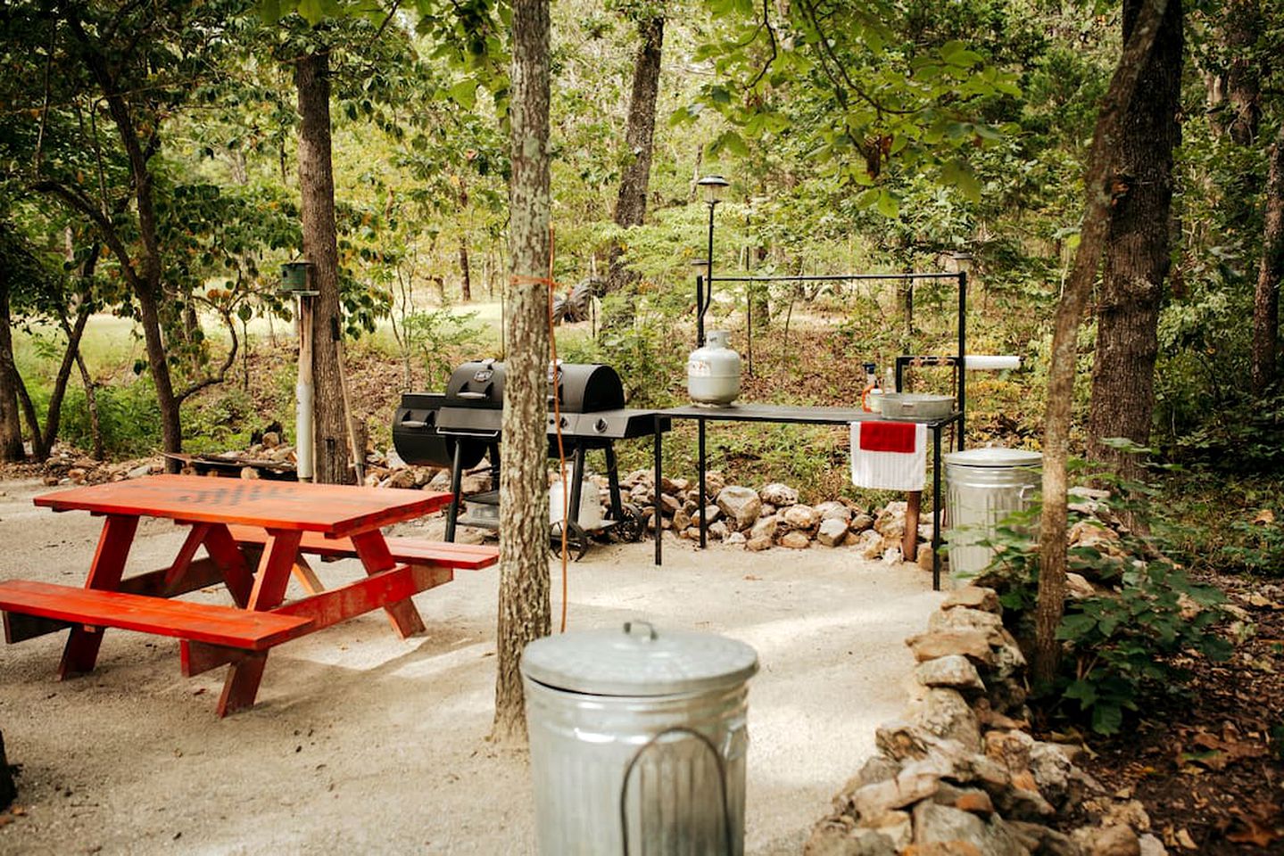 Immersive Glamping: Cabin Retreat Near Houston, MO