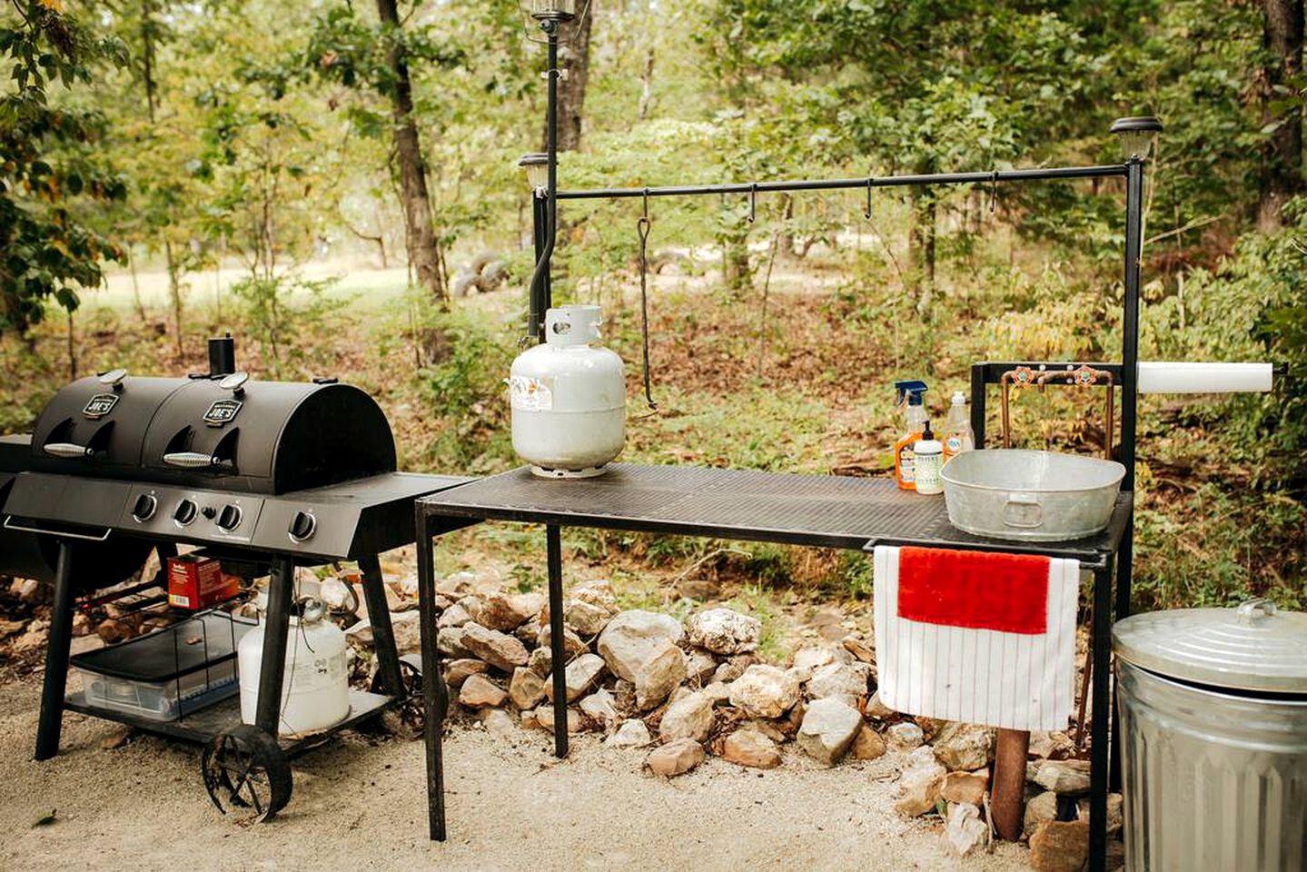 Immersive Glamping: Cabin Retreat Near Houston, MO