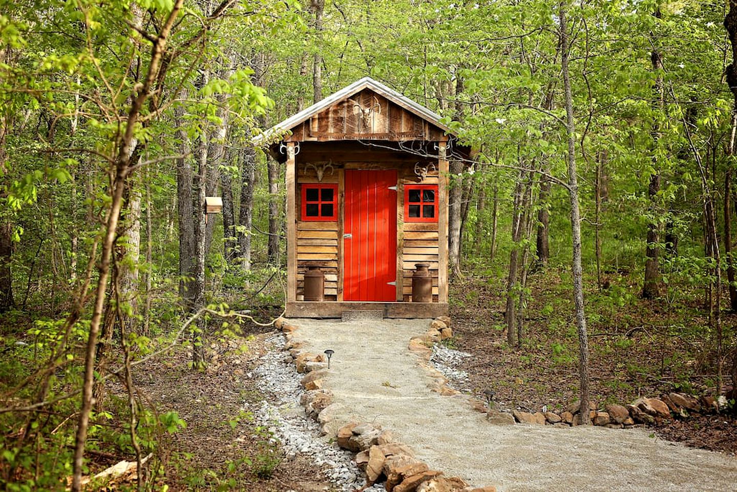 Immersive Glamping: Cabin Retreat Near Houston, MO