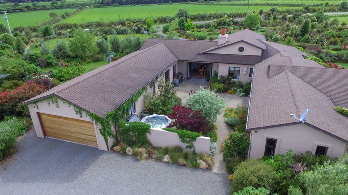 Cozy Rental with Sweeping Views of Lush Gardens and Farmland in Gladstone, New Zealand