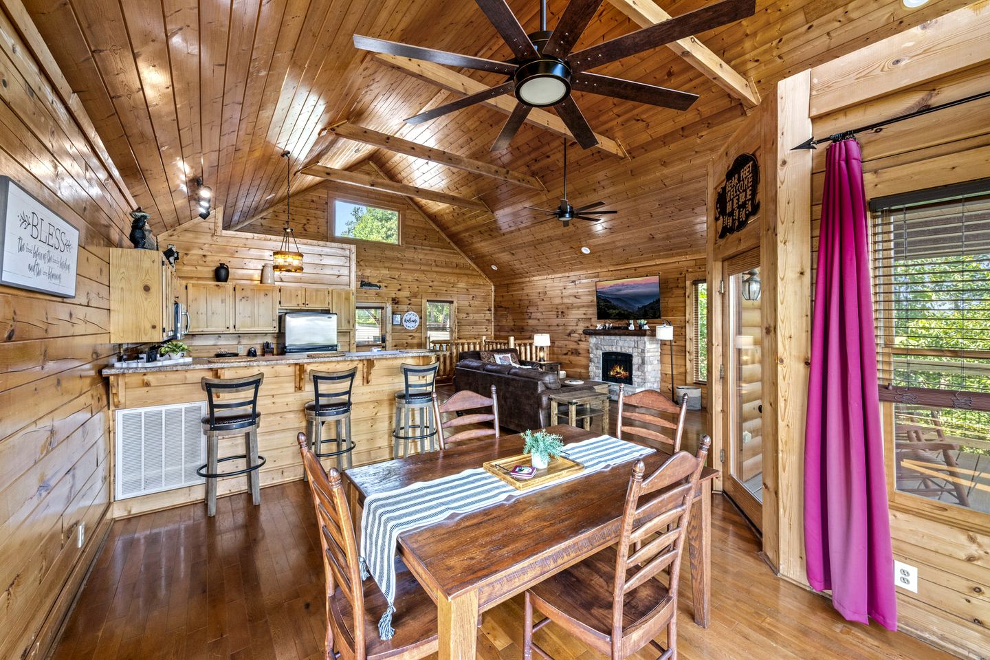 Luxurious Rustic Cabin with Jacuzzi and Mountain Views in Tennessee