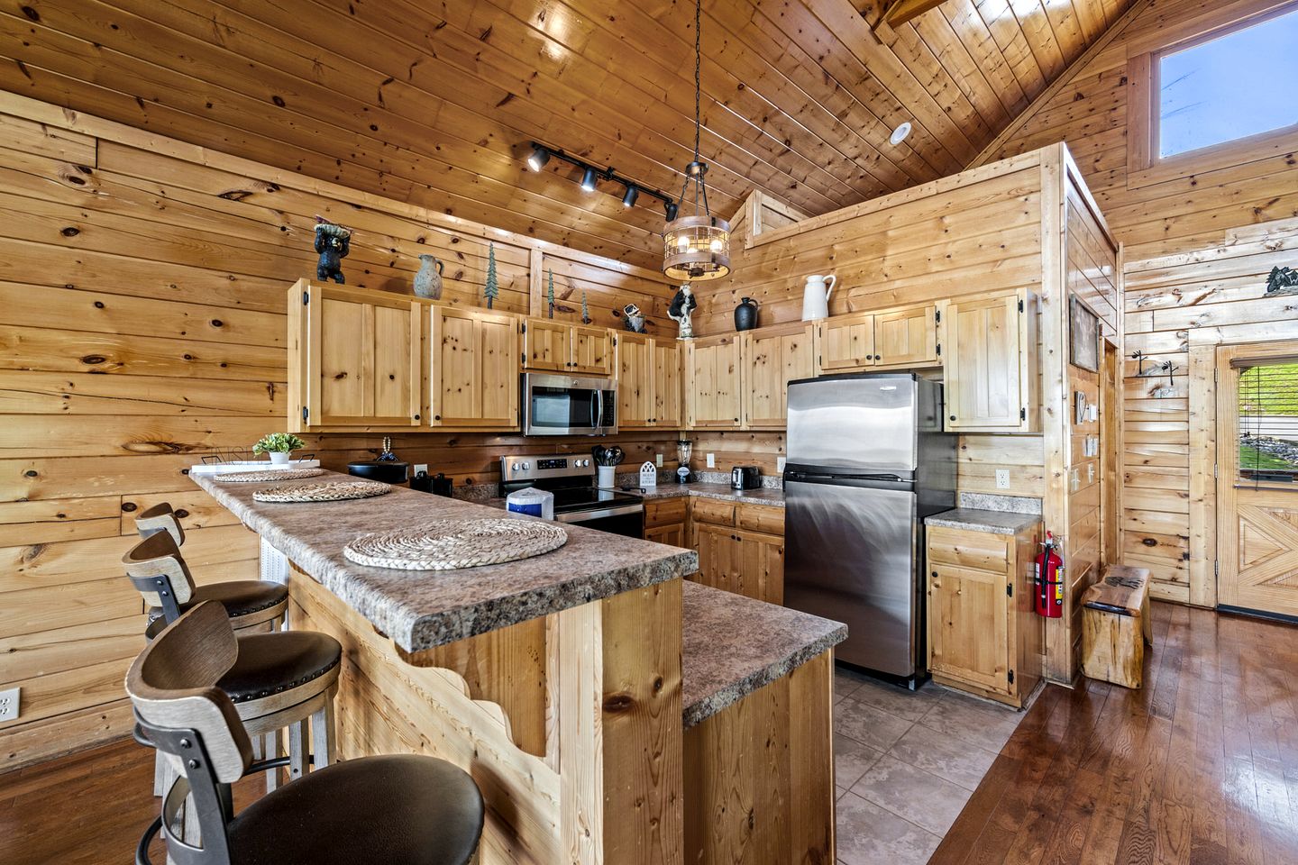 Luxurious Rustic Cabin with Jacuzzi and Mountain Views in Tennessee