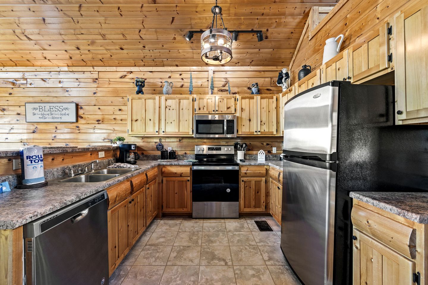 Luxurious Rustic Cabin with Jacuzzi and Mountain Views in Tennessee