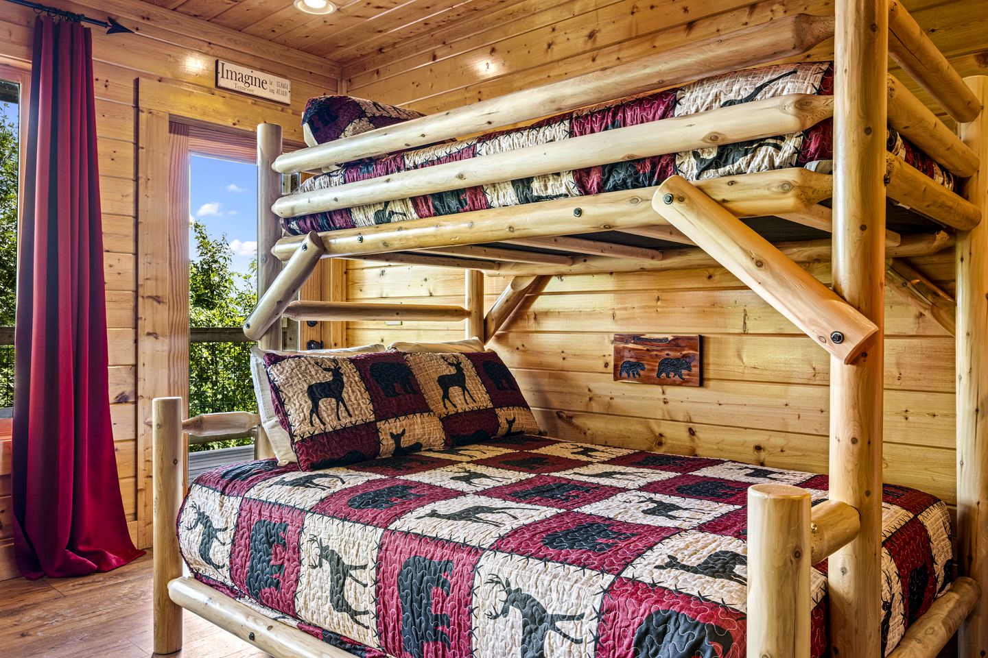 Luxurious Rustic Cabin with Jacuzzi and Mountain Views in Tennessee