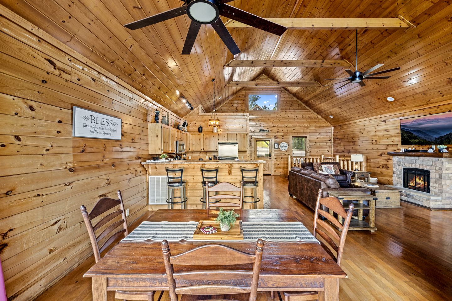 Luxurious Rustic Cabin with Jacuzzi and Mountain Views in Tennessee