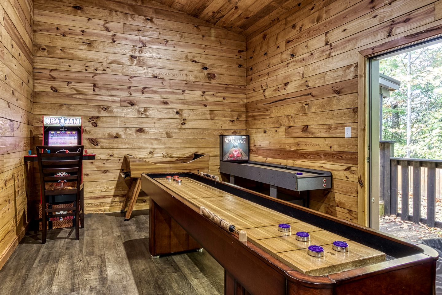 Stunning Vacation Rental with Extra Large Hot Tub and Fire Pit for Family Glamping in Gatlinburg, Tennessee
