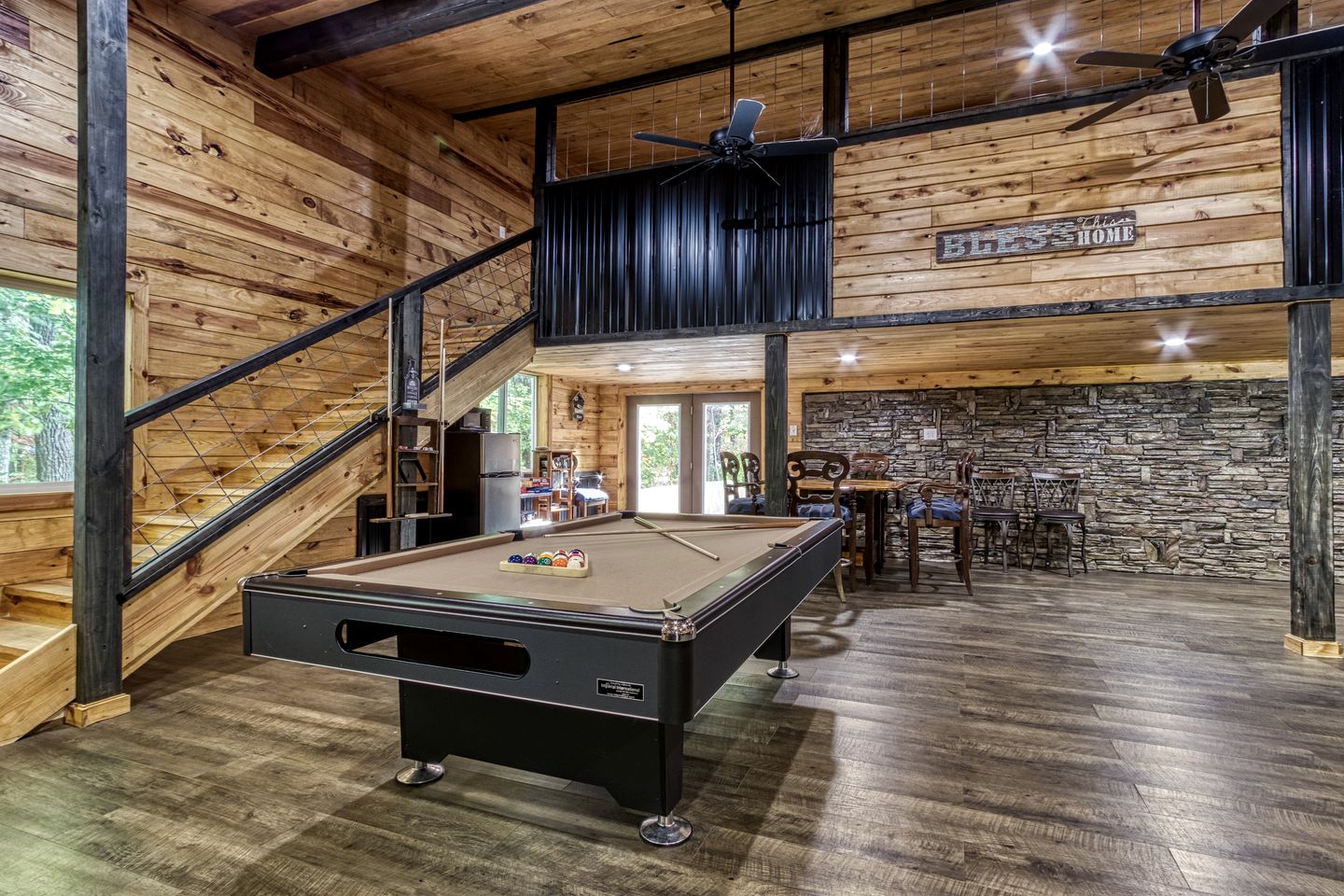 Stunning Vacation Rental with Extra Large Hot Tub and Fire Pit for Family Glamping in Gatlinburg, Tennessee
