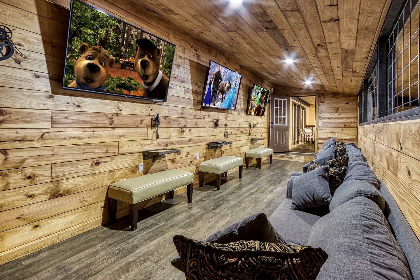 Stunning Vacation Rental with Extra Large Hot Tub and Fire Pit for Family Glamping in Gatlinburg, Tennessee