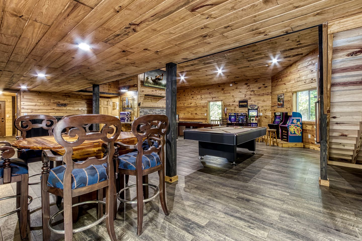 Stunning Vacation Rental with Extra Large Hot Tub and Fire Pit for Family Glamping in Gatlinburg, Tennessee