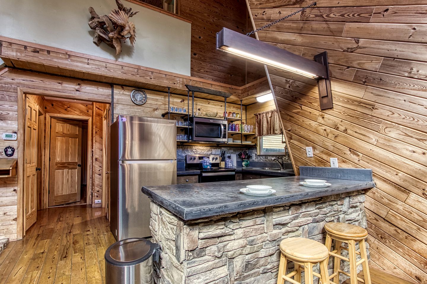 Stunning Vacation Rental with Extra Large Hot Tub and Fire Pit for Family Glamping in Gatlinburg, Tennessee