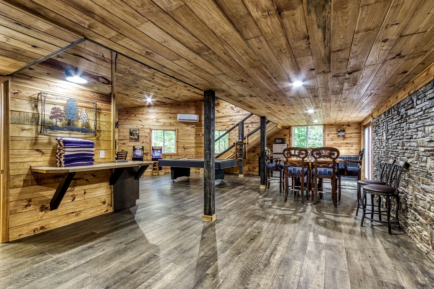 Stunning Vacation Rental with Extra Large Hot Tub and Fire Pit for Family Glamping in Gatlinburg, Tennessee