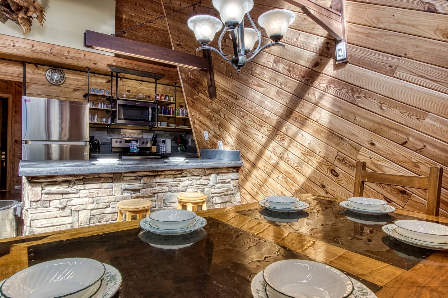 Stunning Vacation Rental with Extra Large Hot Tub and Fire Pit for Family Glamping in Gatlinburg, Tennessee