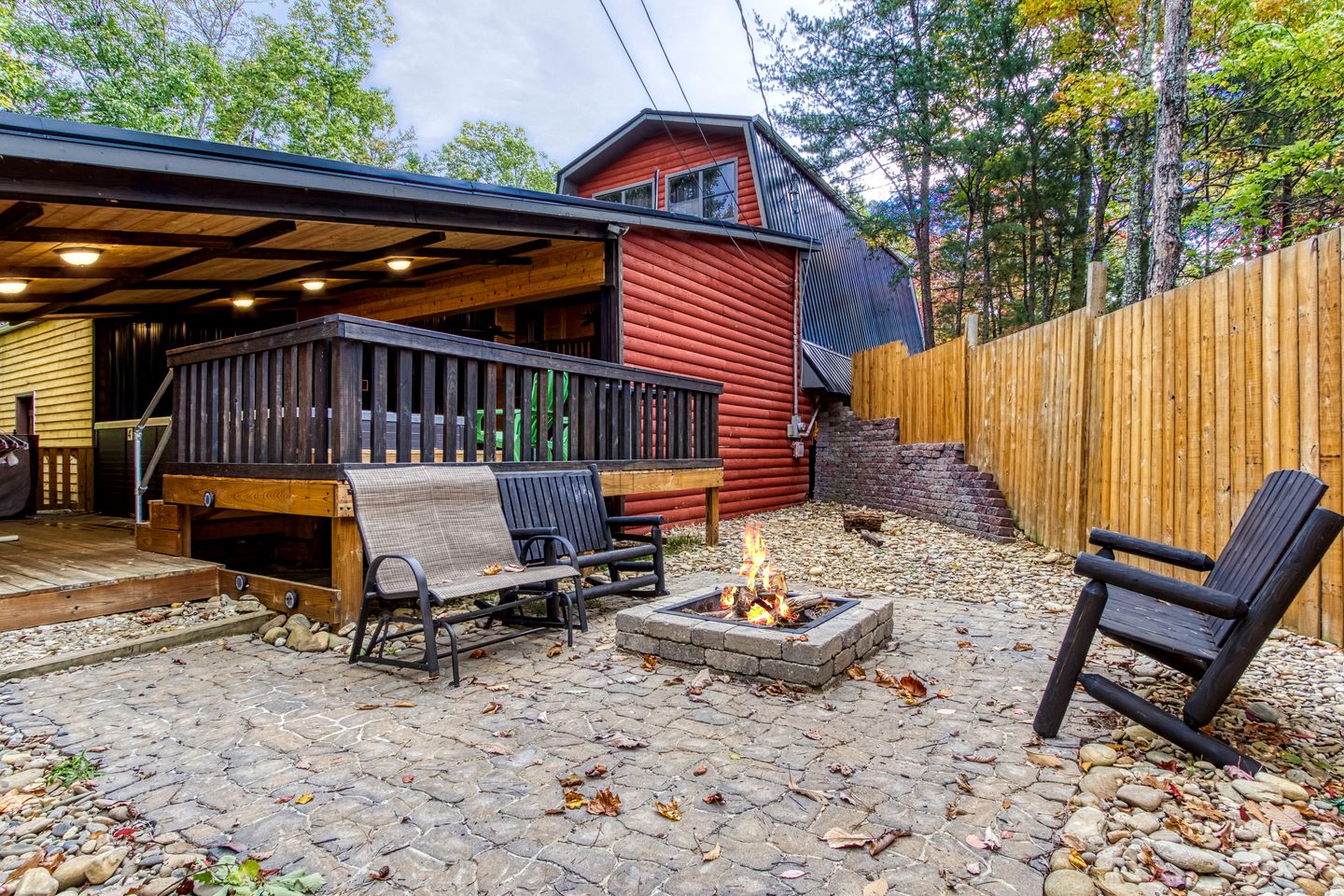 Stunning Vacation Rental with Extra Large Hot Tub and Fire Pit for Family Glamping in Gatlinburg, Tennessee