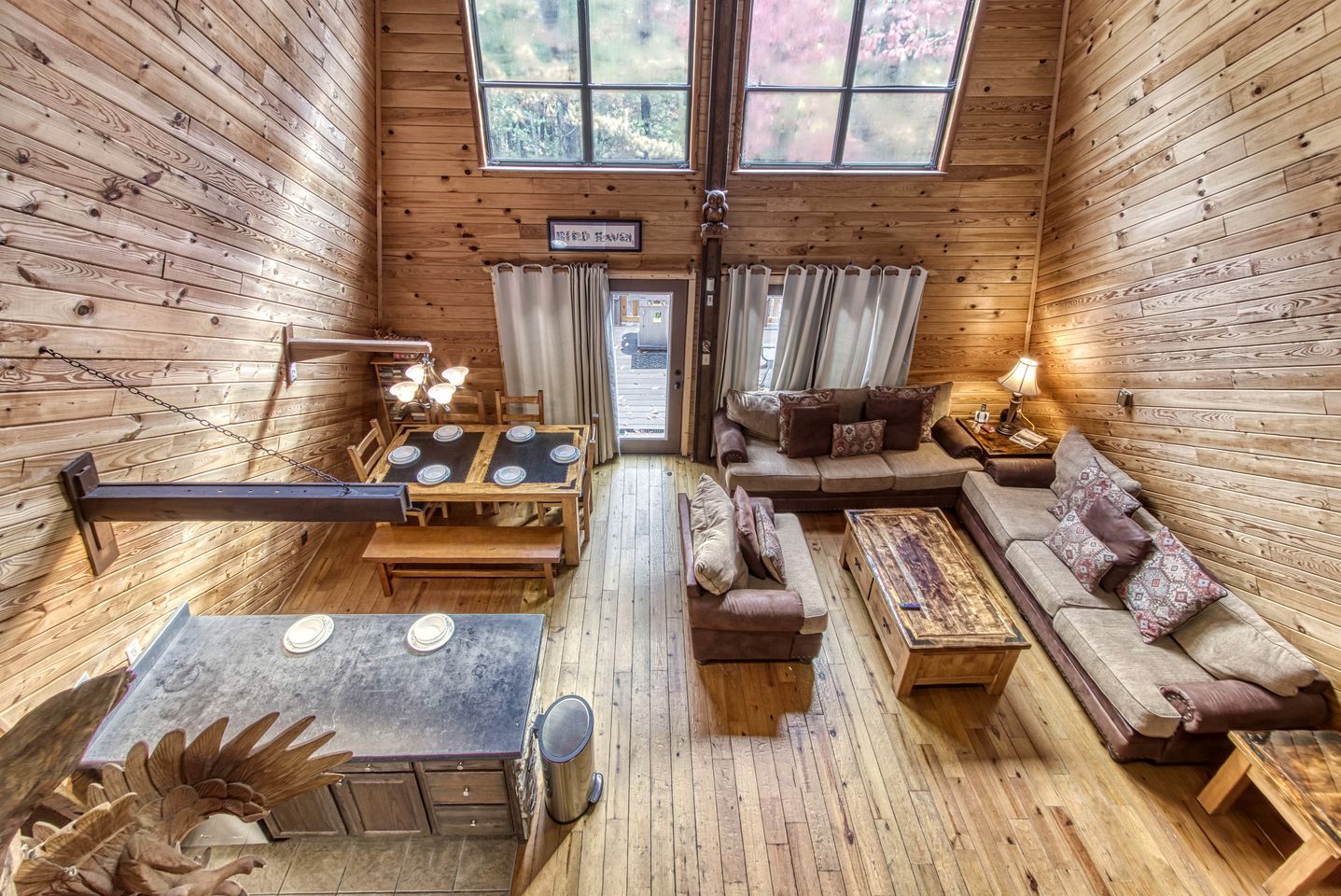 Stunning Vacation Rental with Extra Large Hot Tub and Fire Pit for Family Glamping in Gatlinburg, Tennessee