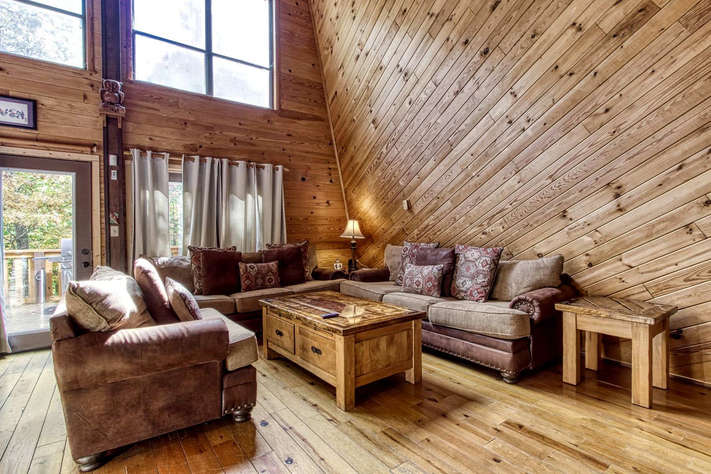 Stunning Vacation Rental with Extra Large Hot Tub and Fire Pit for Family Glamping in Gatlinburg, Tennessee