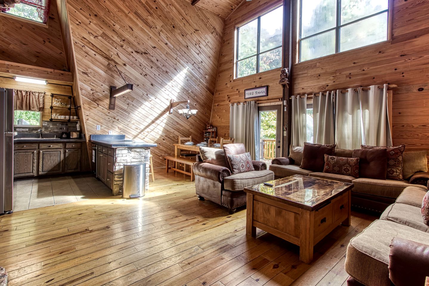 Stunning Vacation Rental with Extra Large Hot Tub and Fire Pit for Family Glamping in Gatlinburg, Tennessee