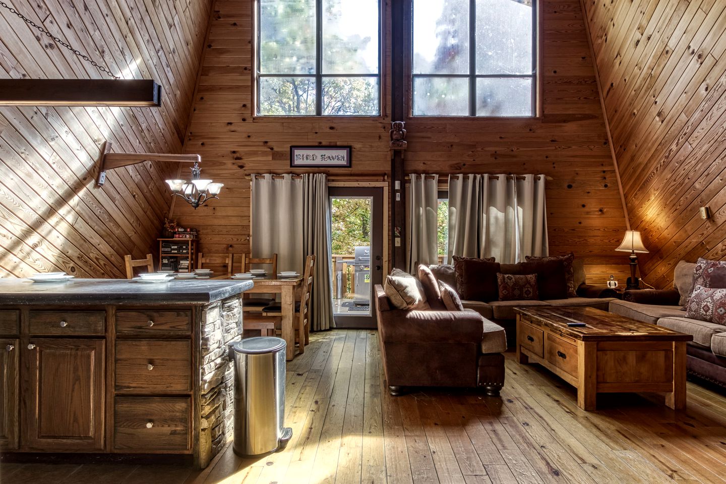 Stunning Vacation Rental with Extra Large Hot Tub and Fire Pit for Family Glamping in Gatlinburg, Tennessee