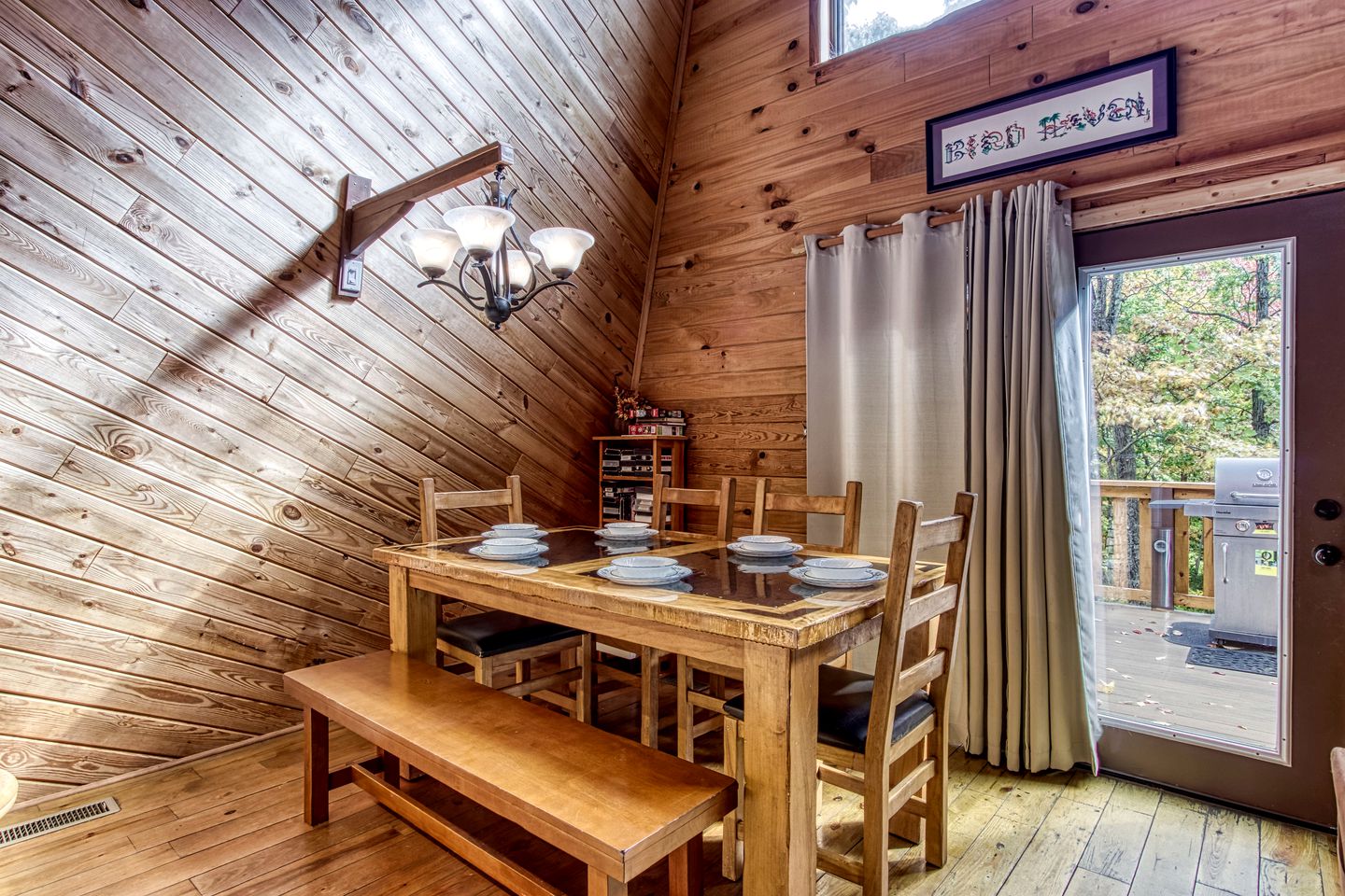 Stunning Vacation Rental with Extra Large Hot Tub and Fire Pit for Family Glamping in Gatlinburg, Tennessee