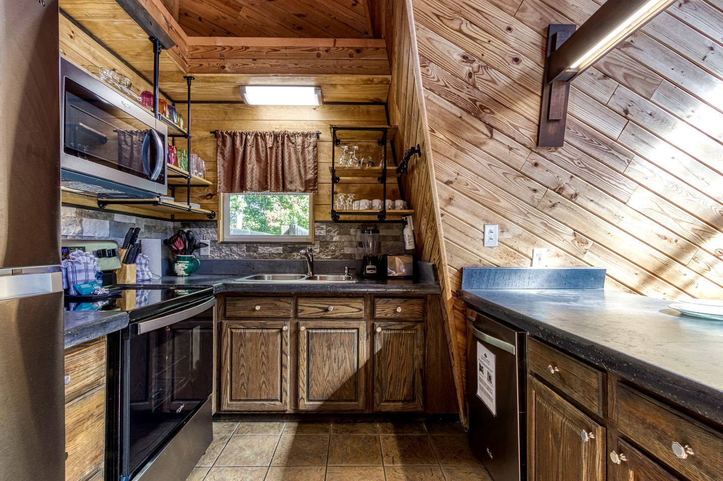 Stunning Vacation Rental with Extra Large Hot Tub and Fire Pit for Family Glamping in Gatlinburg, Tennessee