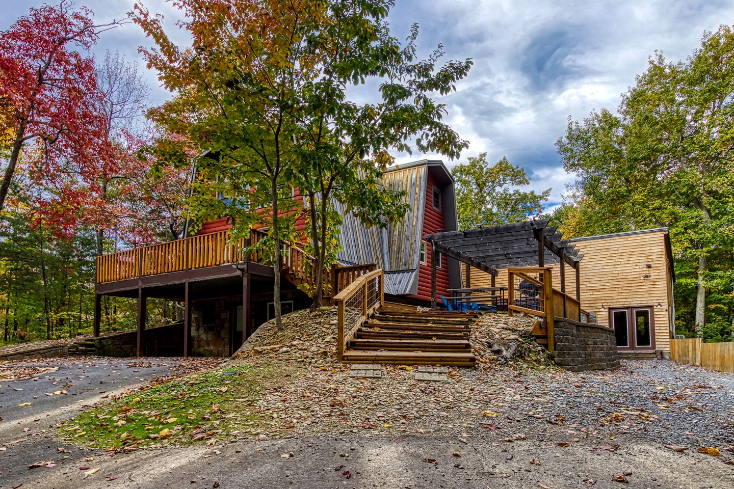 Stunning Vacation Rental with Extra Large Hot Tub and Fire Pit for Family Glamping in Gatlinburg, Tennessee