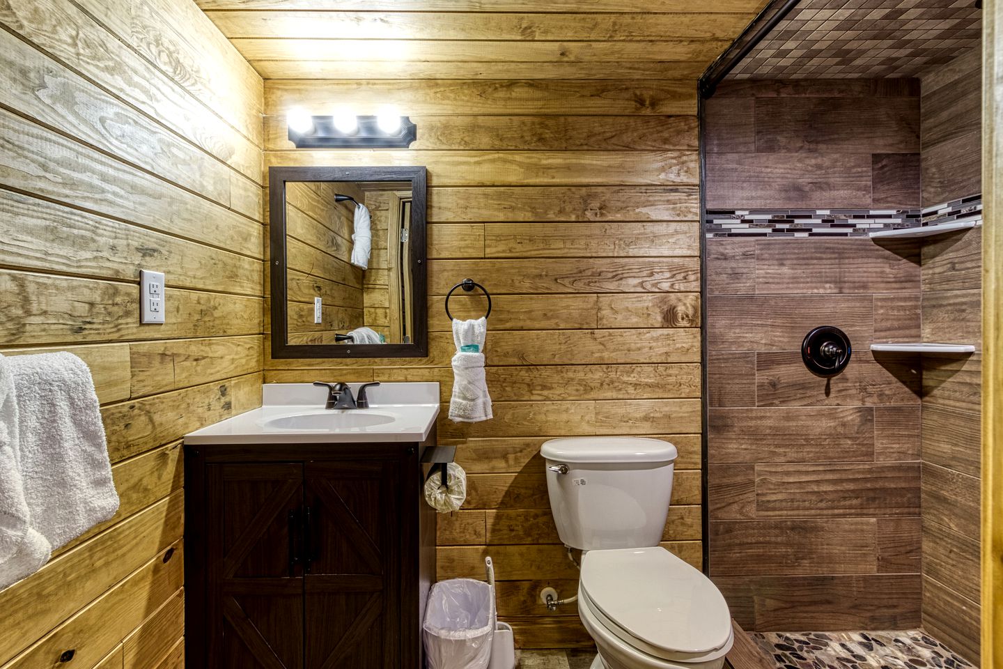 Stunning Vacation Rental with Extra Large Hot Tub and Fire Pit for Family Glamping in Gatlinburg, Tennessee