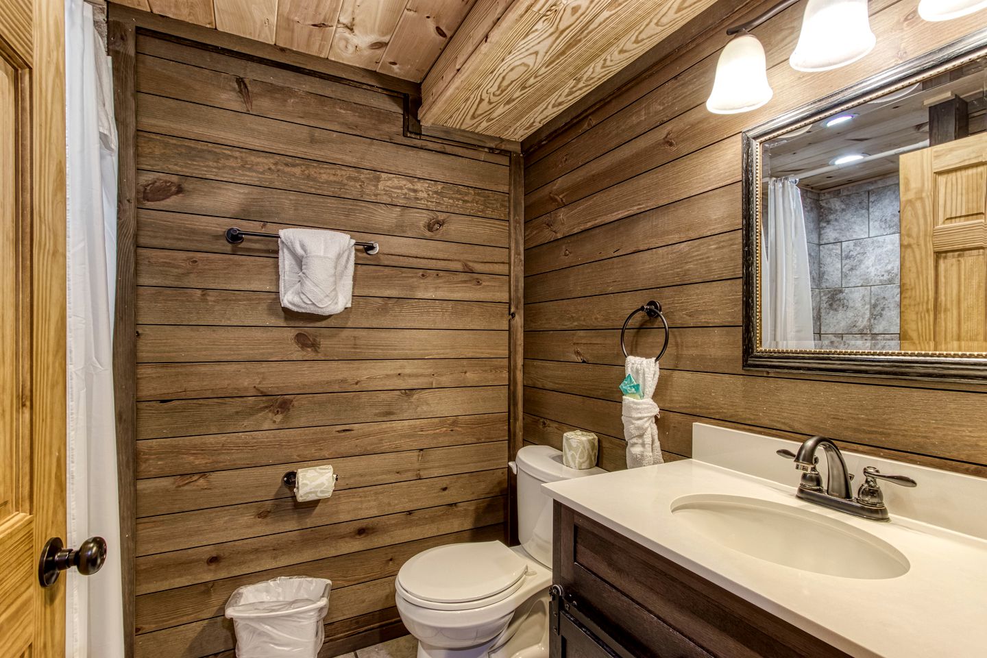 Stunning Vacation Rental with Extra Large Hot Tub and Fire Pit for Family Glamping in Gatlinburg, Tennessee