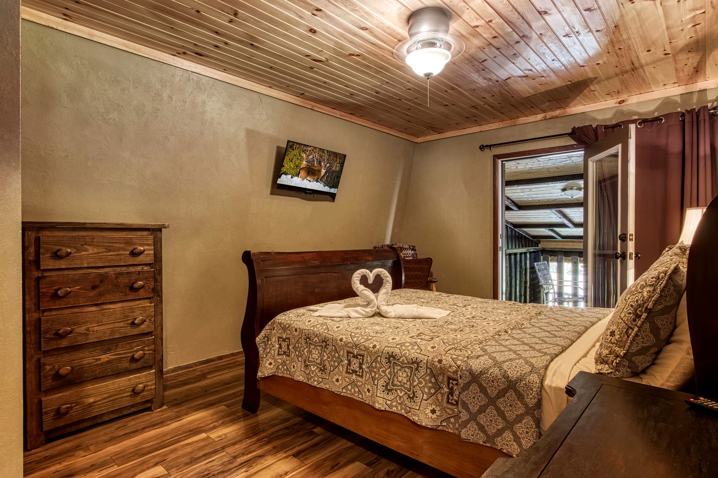 Stunning Vacation Rental with Extra Large Hot Tub and Fire Pit for Family Glamping in Gatlinburg, Tennessee