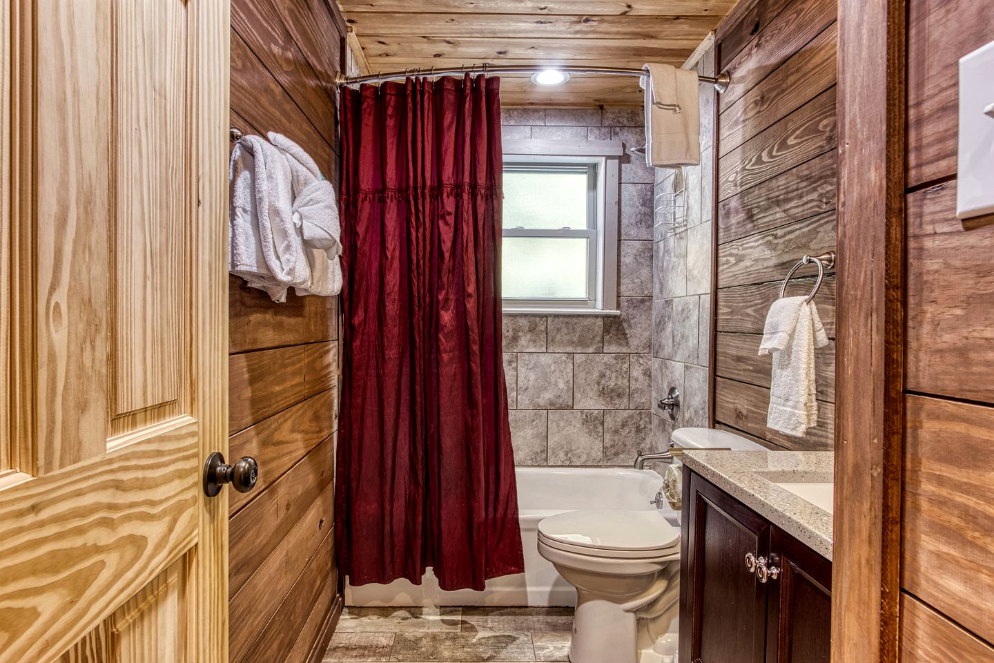 Stunning Vacation Rental with Extra Large Hot Tub and Fire Pit for Family Glamping in Gatlinburg, Tennessee