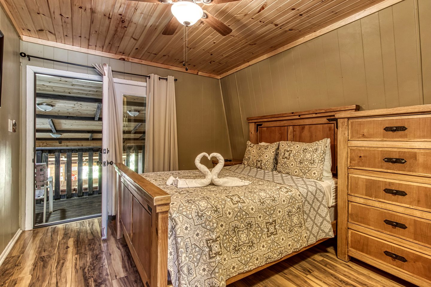 Stunning Vacation Rental with Extra Large Hot Tub and Fire Pit for Family Glamping in Gatlinburg, Tennessee