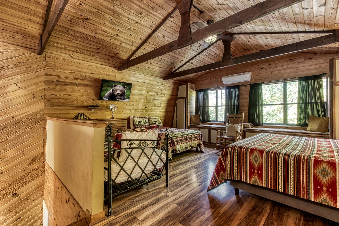 Stunning Vacation Rental with Extra Large Hot Tub and Fire Pit for Family Glamping in Gatlinburg, Tennessee