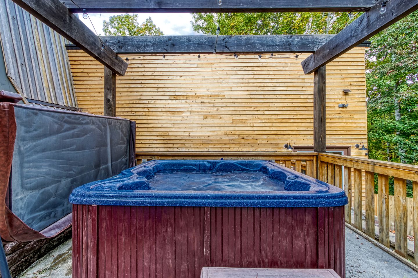 Stunning Vacation Rental with Extra Large Hot Tub and Fire Pit for Family Glamping in Gatlinburg, Tennessee