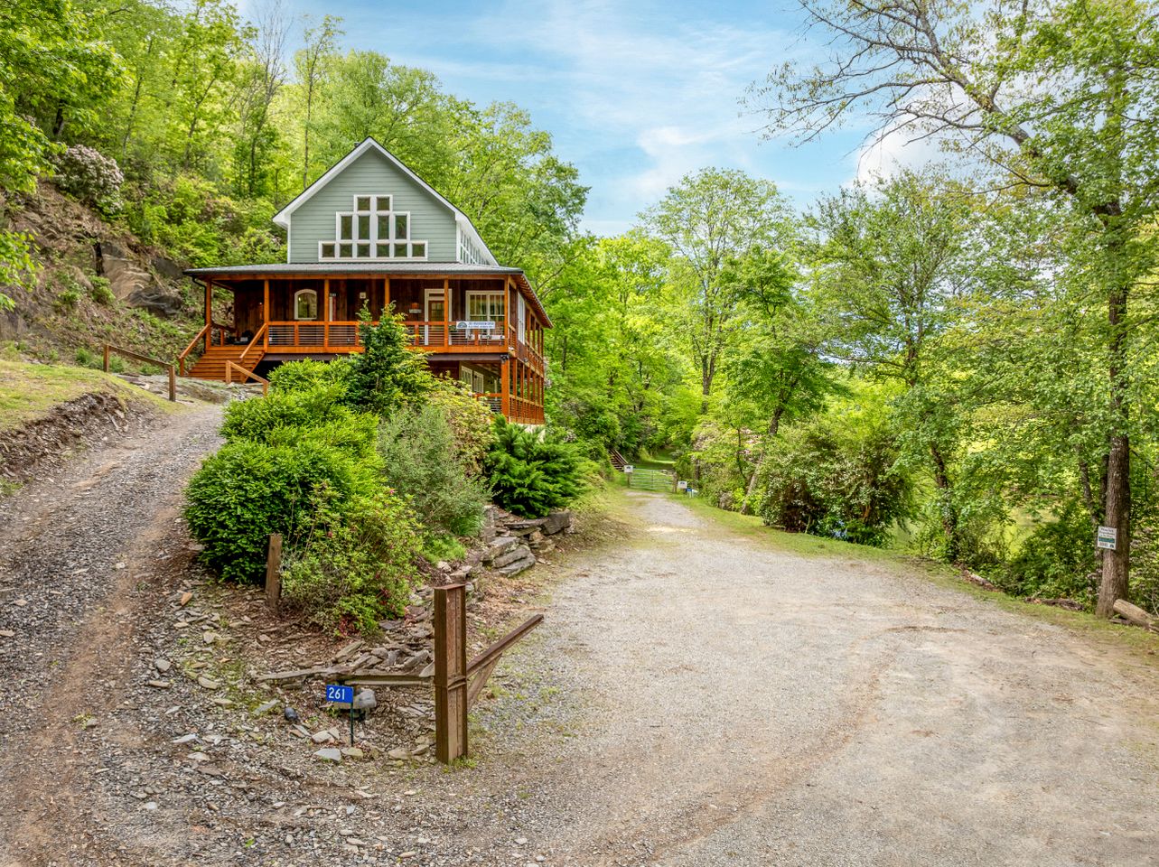 Incredible Riverfront Cabin Surrounded by Trees for an Unforgettable Escape in Nature in Blue Ridge, Georgia