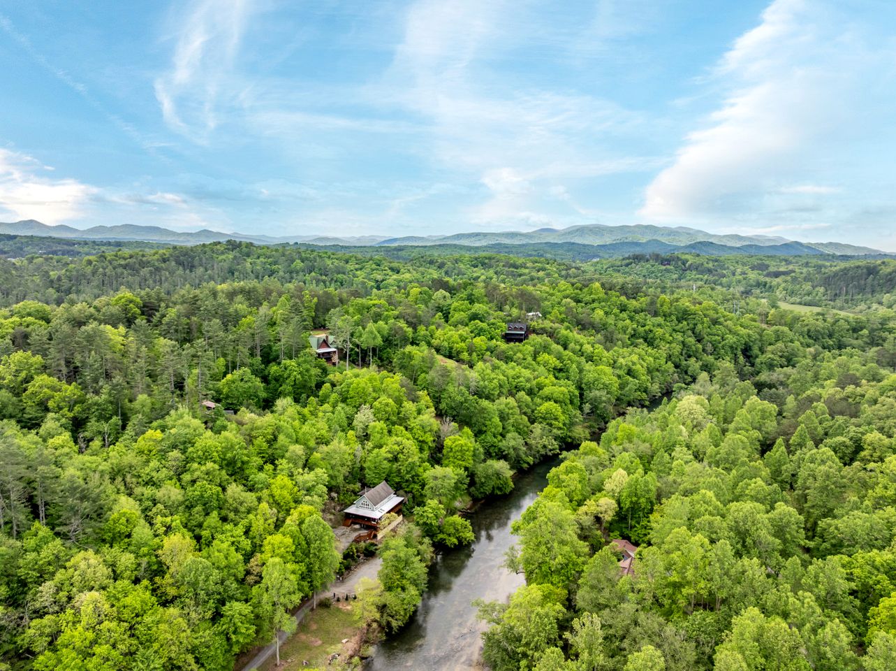 Incredible Riverfront Cabin Surrounded by Trees for an Unforgettable Escape in Nature in Blue Ridge, Georgia