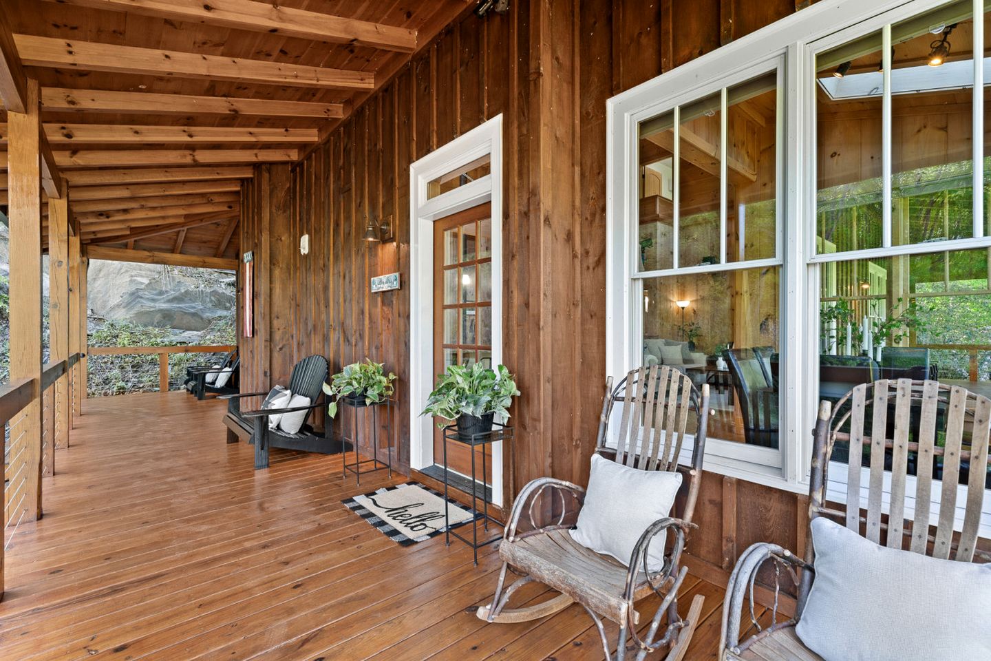 Incredible Riverfront Cabin Surrounded by Trees for an Unforgettable Escape in Nature in Blue Ridge, Georgia