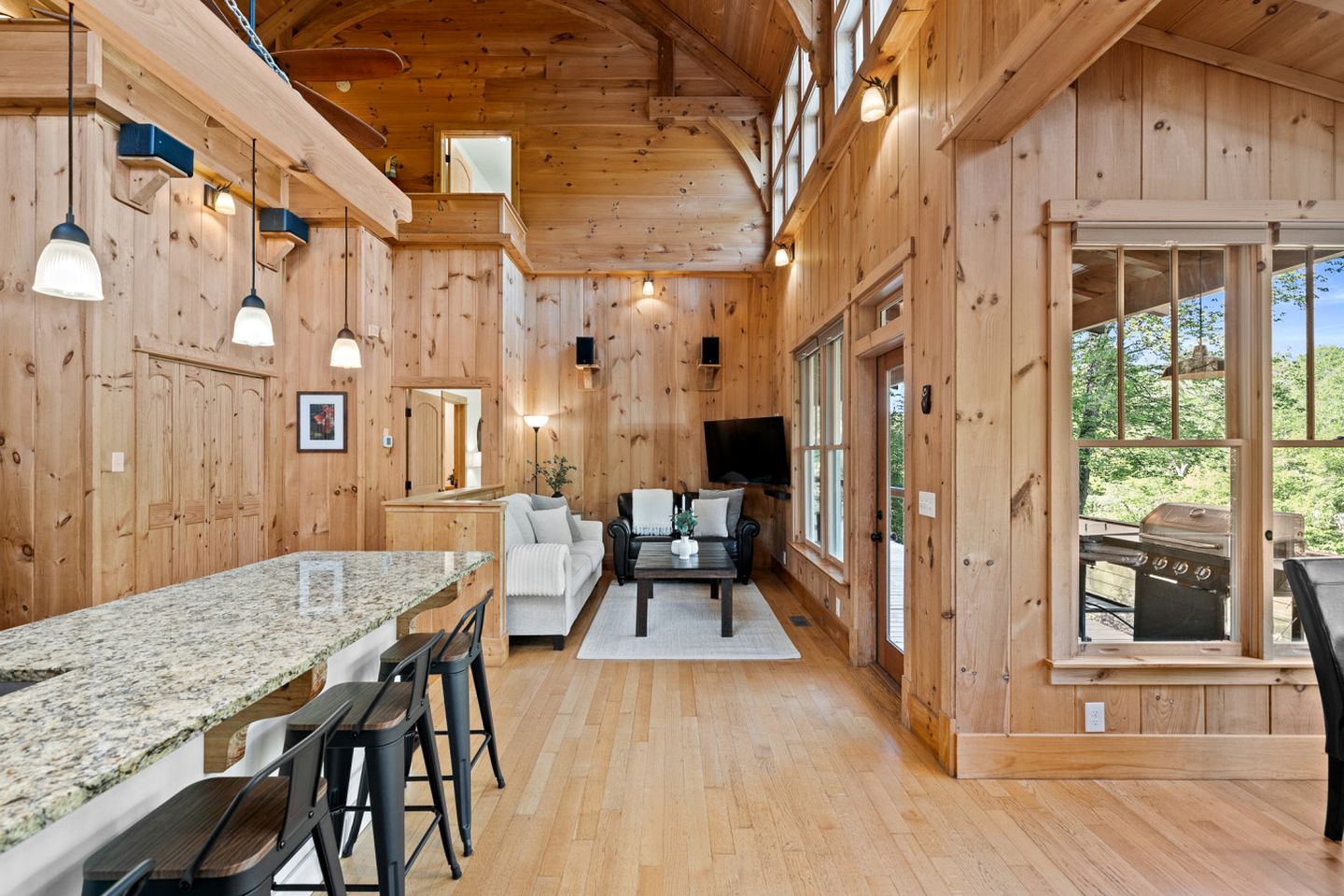 Incredible Riverfront Cabin Surrounded by Trees for an Unforgettable Escape in Nature in Blue Ridge, Georgia