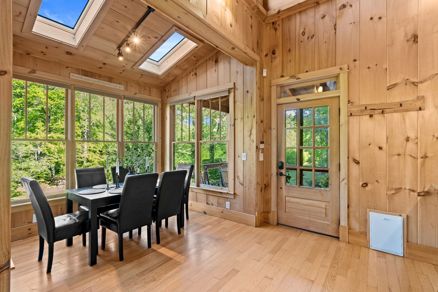Incredible Riverfront Cabin Surrounded by Trees for an Unforgettable Escape in Nature in Blue Ridge, Georgia