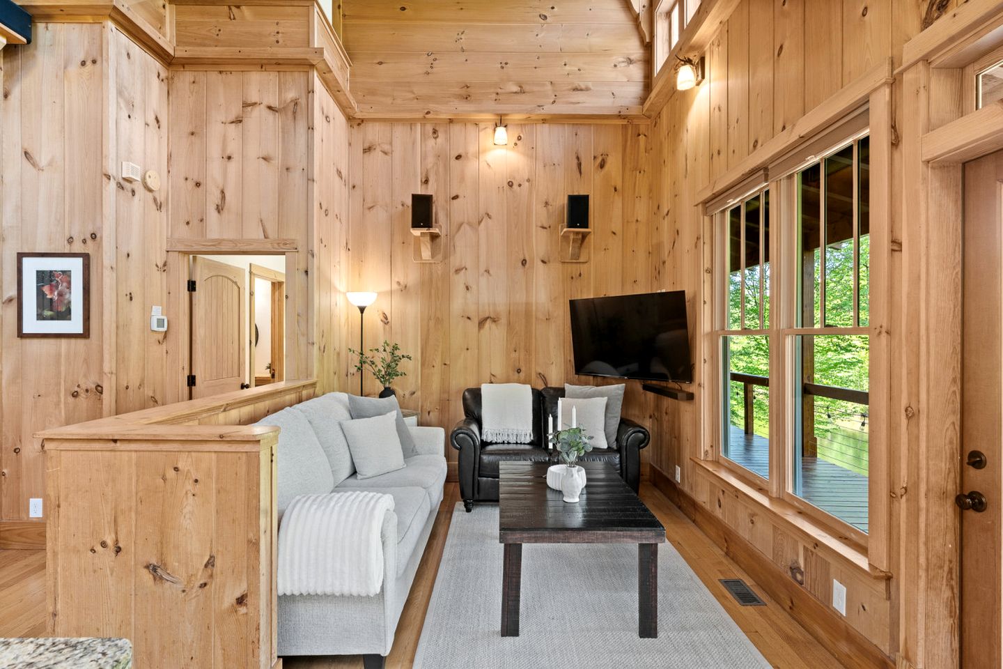 Incredible Riverfront Cabin Surrounded by Trees for an Unforgettable Escape in Nature in Blue Ridge, Georgia