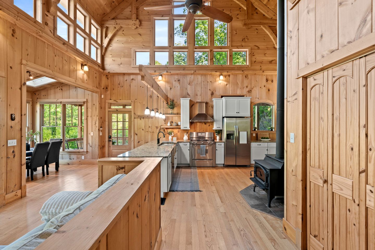 Incredible Riverfront Cabin Surrounded by Trees for an Unforgettable Escape in Nature in Blue Ridge, Georgia