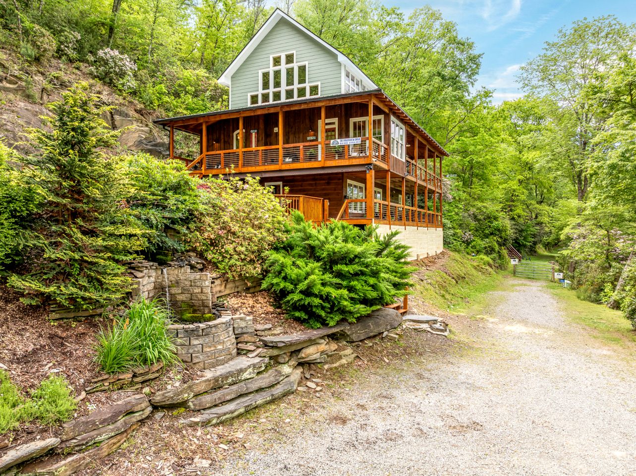 Incredible Riverfront Cabin Surrounded by Trees for an Unforgettable Escape in Nature in Blue Ridge, Georgia