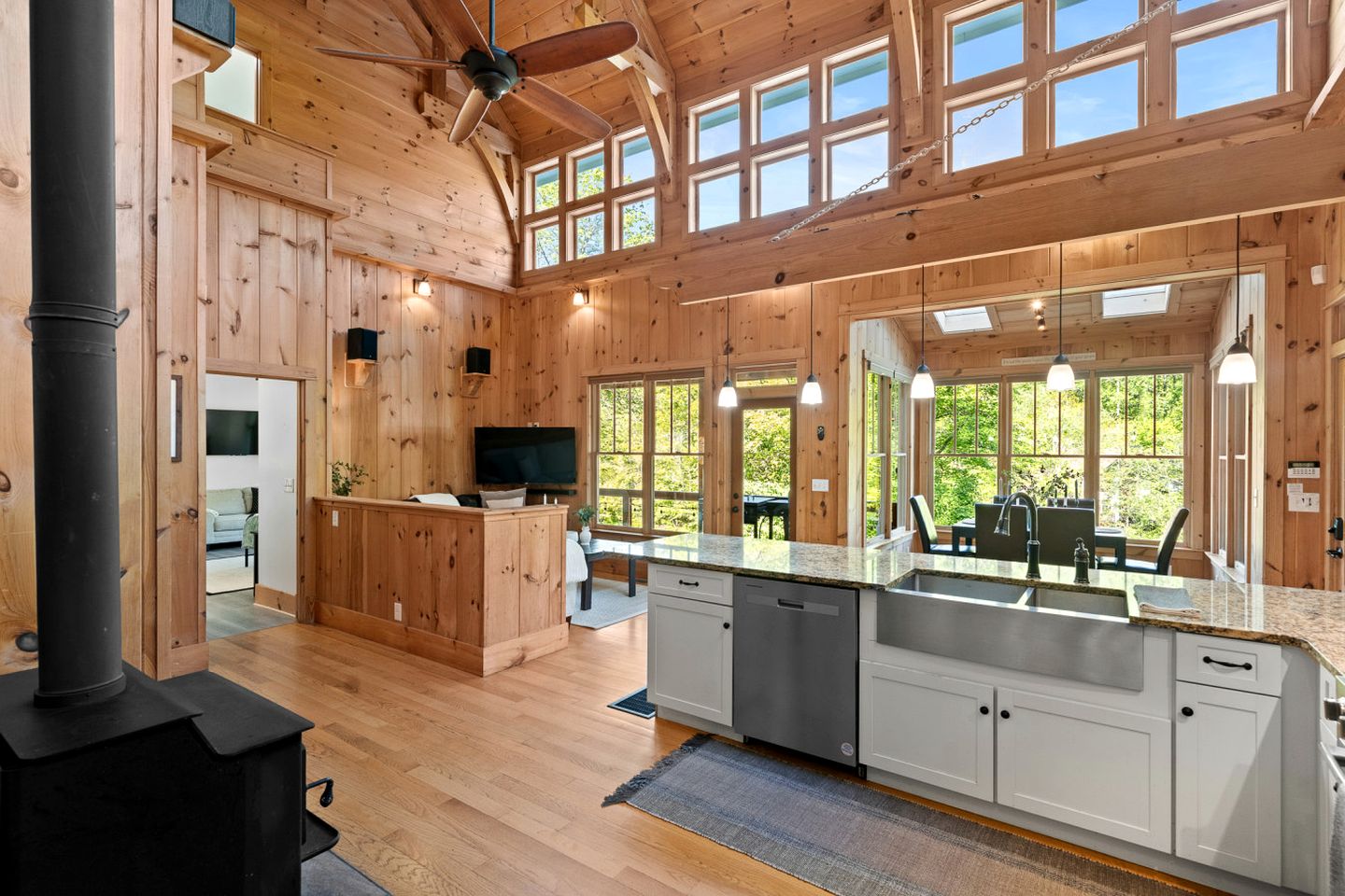 Incredible Riverfront Cabin Surrounded by Trees for an Unforgettable Escape in Nature in Blue Ridge, Georgia
