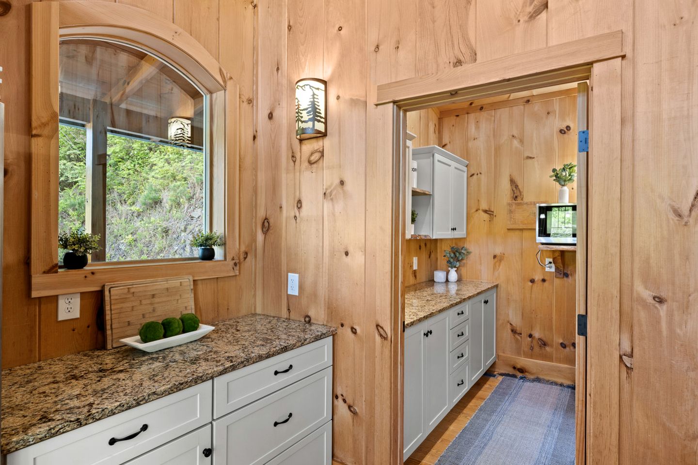 Incredible Riverfront Cabin Surrounded by Trees for an Unforgettable Escape in Nature in Blue Ridge, Georgia