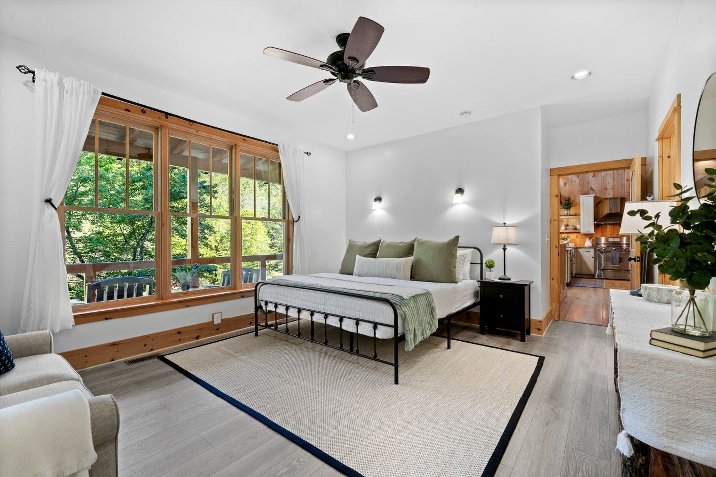 Incredible Riverfront Cabin Surrounded by Trees for an Unforgettable Escape in Nature in Blue Ridge, Georgia