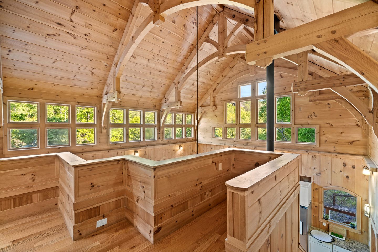 Incredible Riverfront Cabin Surrounded by Trees for an Unforgettable Escape in Nature in Blue Ridge, Georgia