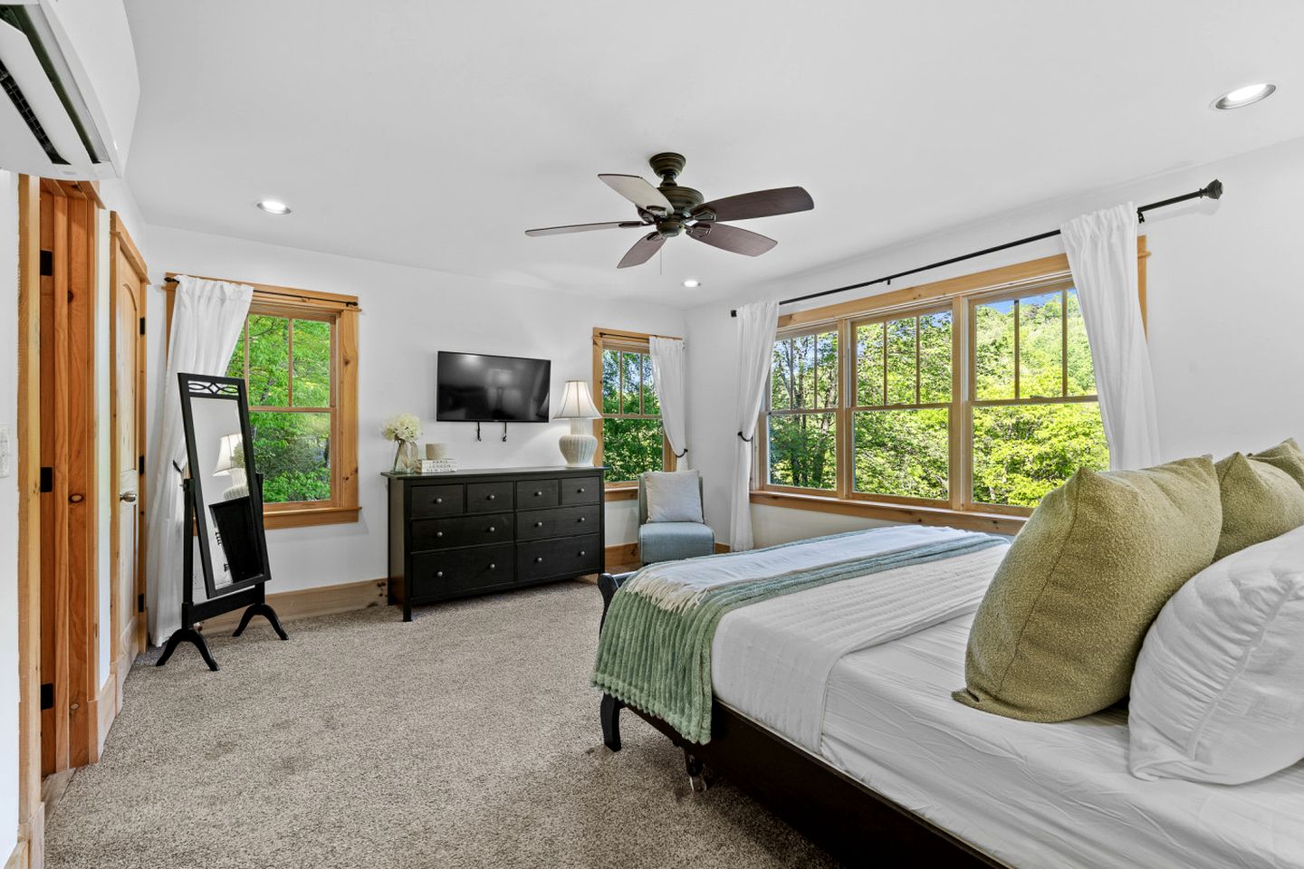 Incredible Riverfront Cabin Surrounded by Trees for an Unforgettable Escape in Nature in Blue Ridge, Georgia