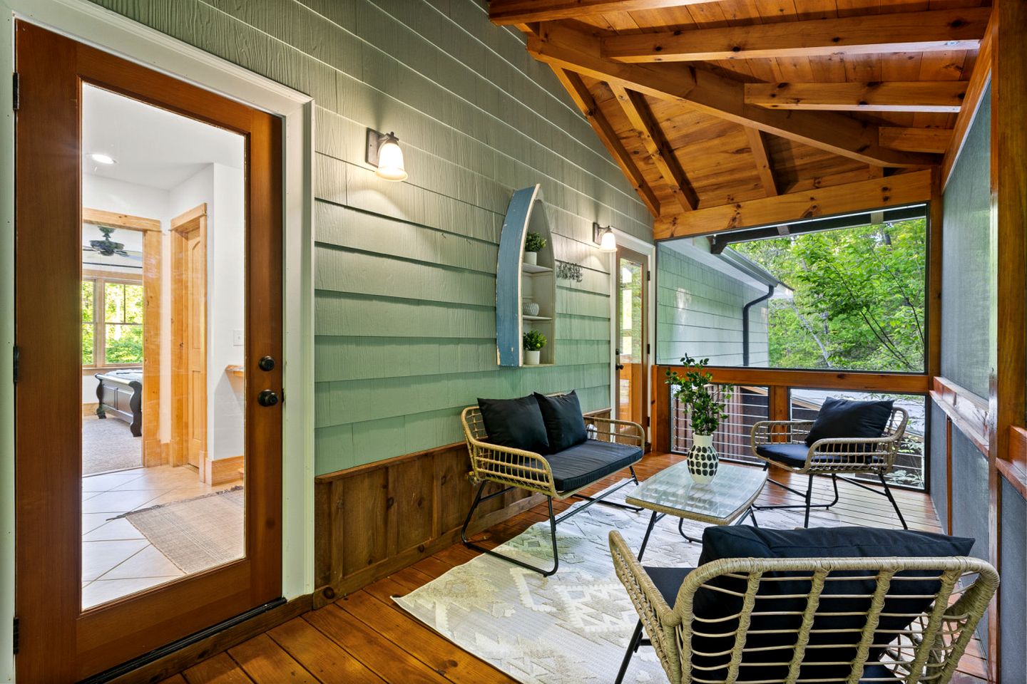 Incredible Riverfront Cabin Surrounded by Trees for an Unforgettable Escape in Nature in Blue Ridge, Georgia