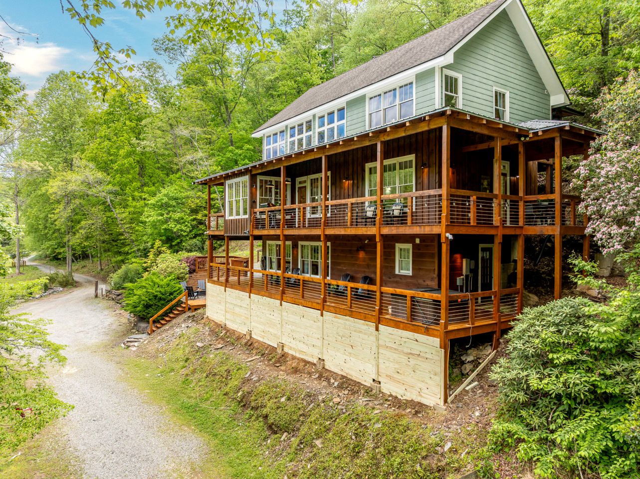 Incredible Riverfront Cabin Surrounded by Trees for an Unforgettable Escape in Nature in Blue Ridge, Georgia