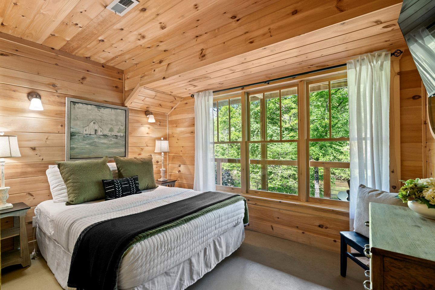 Incredible Riverfront Cabin Surrounded by Trees for an Unforgettable Escape in Nature in Blue Ridge, Georgia