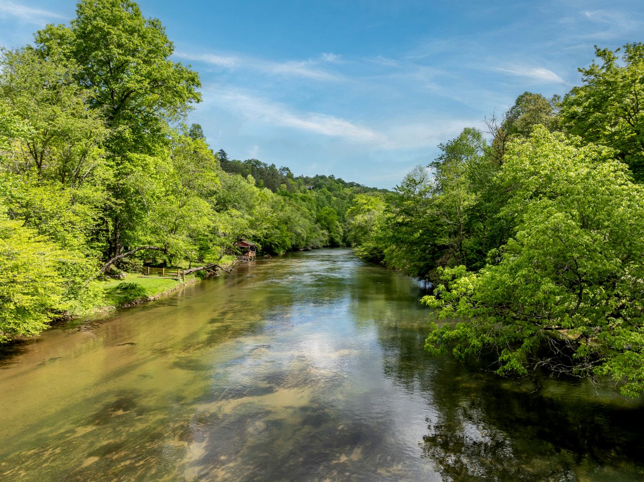 Incredible Riverfront Cabin Surrounded by Trees for an Unforgettable Escape in Nature in Blue Ridge, Georgia