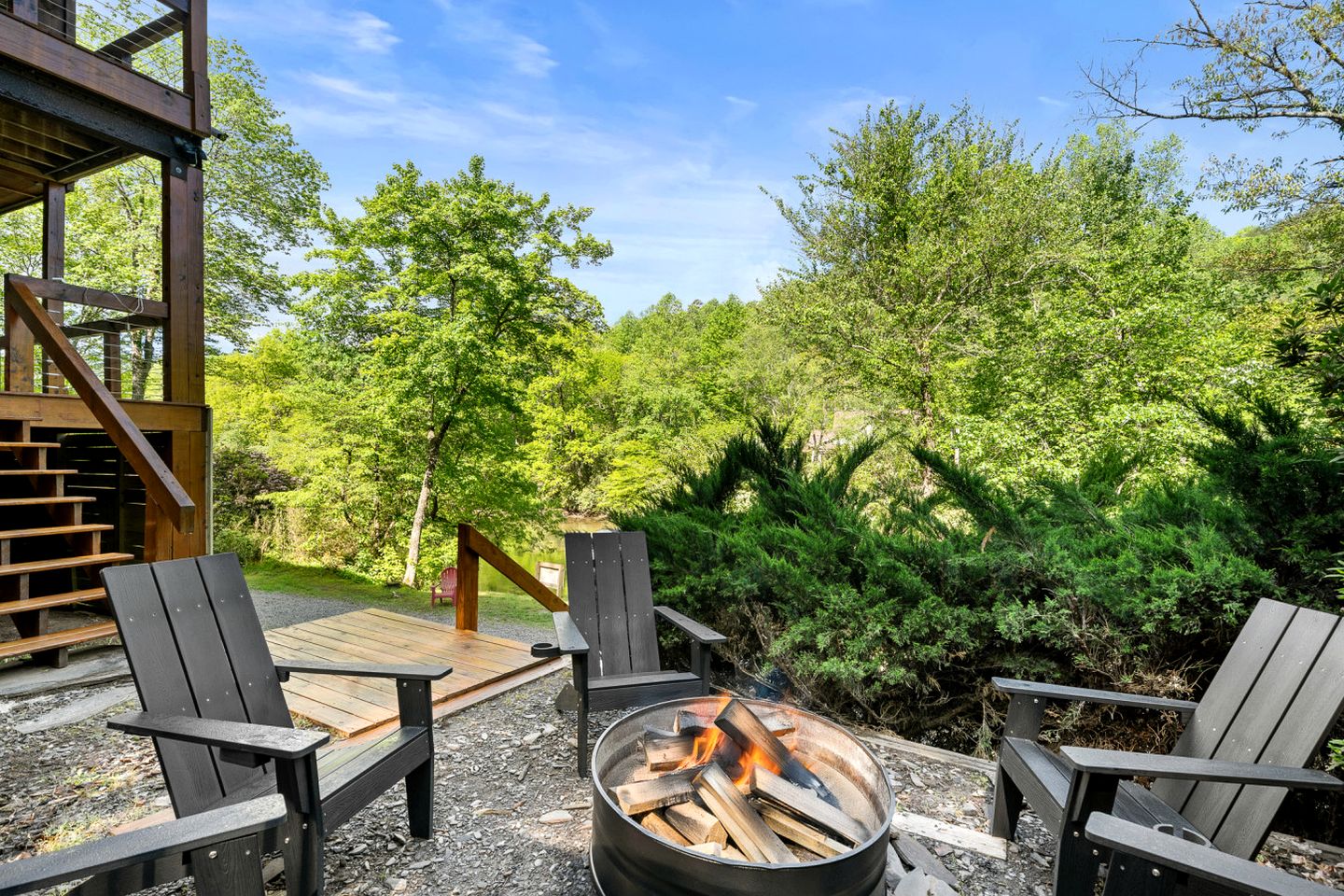 Incredible Riverfront Cabin Surrounded by Trees for an Unforgettable Escape in Nature in Blue Ridge, Georgia
